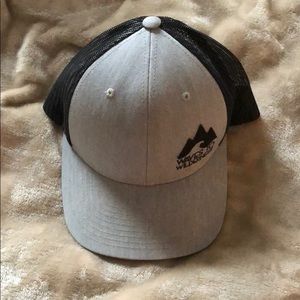 Waves to wilderness gray and black hat